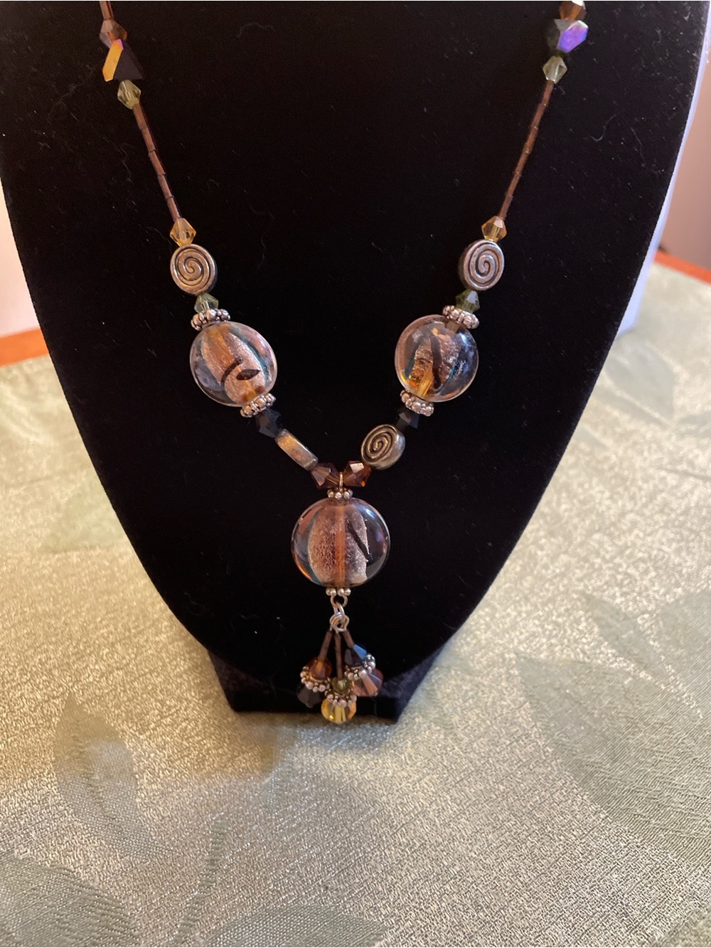 Brown  Bead Pendant Necklace EUC.